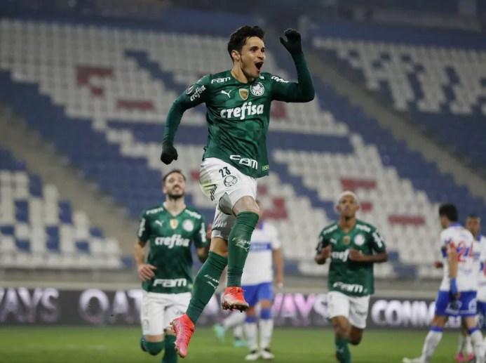 Raphael Veiga comemora o gol da vitória do Palmeiras no Chile — Foto: Reuters