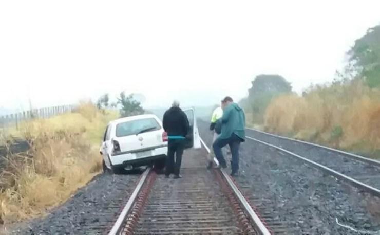 Professora capota carro e cai em cima de linha férrea em Valentim Gentil (Foto: Divulgação/Defesa Civil de Valentim Gentil)