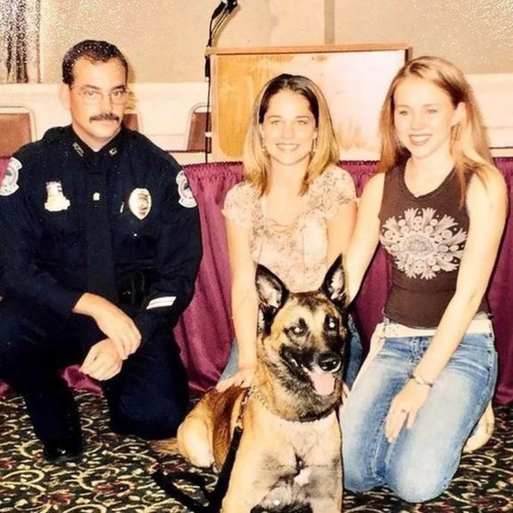 Um ano depois de sua fuga, Kara (à direita) trabalhou para o Departamento do Xerife de seu condado ajudando vítimas de abuso — Foto: Kara Chamberlain