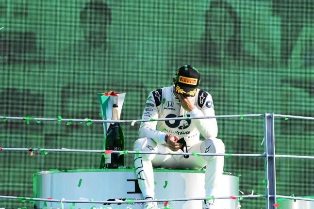 Pierre Gasly, emocionado, comemora a primeira vitória na Fórmula 1 no pódio do GP da Itália — Foto: Jenifer Lorenzini - Pool/Getty Images