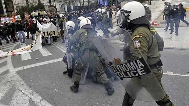 A crise na Grécia levou a inúmeros protestos violentos no país, com seguidos confrontos com a polícia — Foto: Louisa Gouliamaki