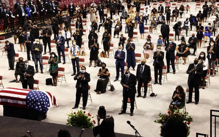 Pessoas mantêm distanciamento social durante funeral do congressista John Lewis na Troy University, em Alabama, no sábado (25) — Foto: Michael M. Santiago/Getty Images/AFP