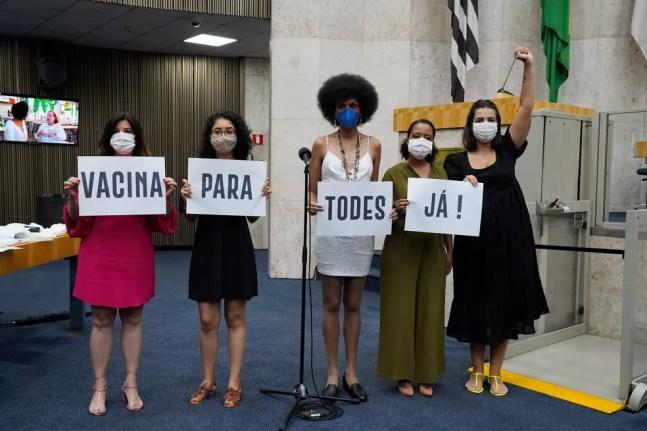 Vereadoras da "Bancada Feminista do PSOL" protestam em favor da vacina contra a Covid-19 em SP. — Foto: Divulgação/Rede Câmara