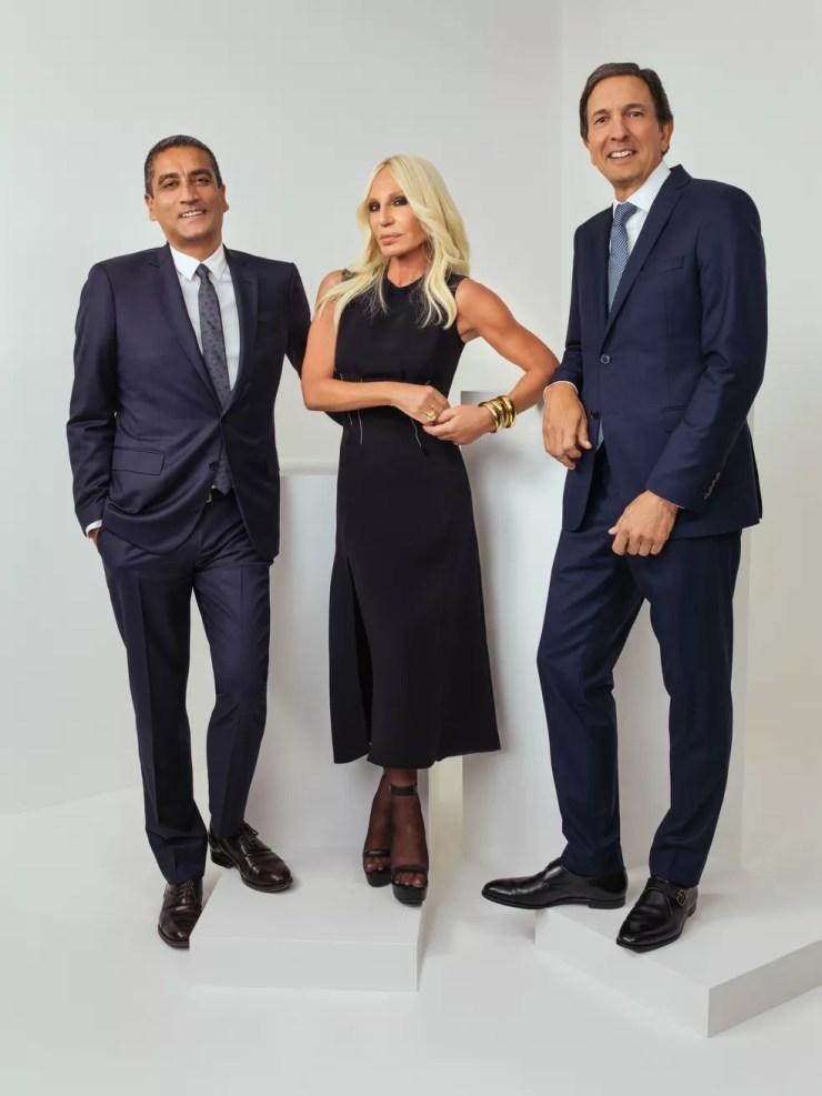 Jonathan Akeroyd, Donatella Versace e John D. Idol — Foto: Rahi Rezvani/Divulgação