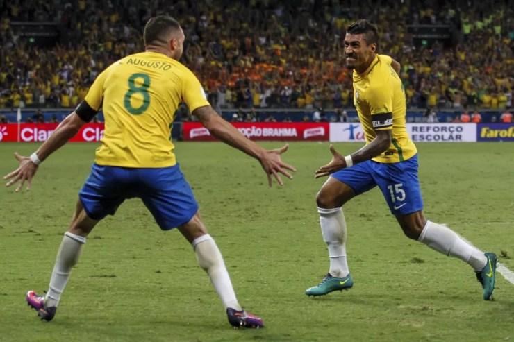 Renato Augusto e Paulinho juntos pela seleção brasileira, em 2016 — Foto: Doug Patricio/LatinContent via Getty Images