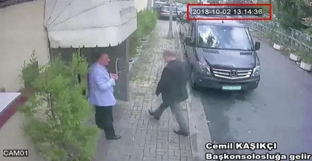 Imagem de câmera de segurança mostra o jornalista saudita Jamal Khashoggi entrando no consulado da Arábia Saudita em Istambul no dia 2 de outubro — Foto: CCTV/Hurriyet via AP