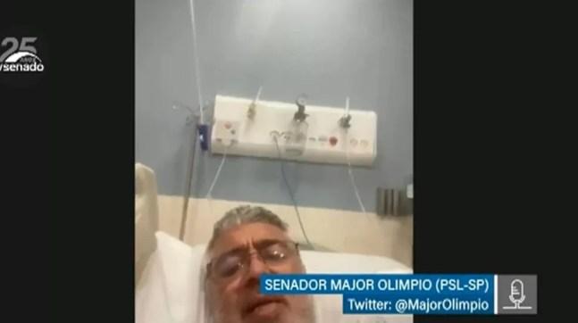 O senador Major Olímpio (PSL-SP) participa de sessão do Senado Federal da cama do hospital, após ser diagnosticado com Covid-19. — Foto: Reprodução/Senado