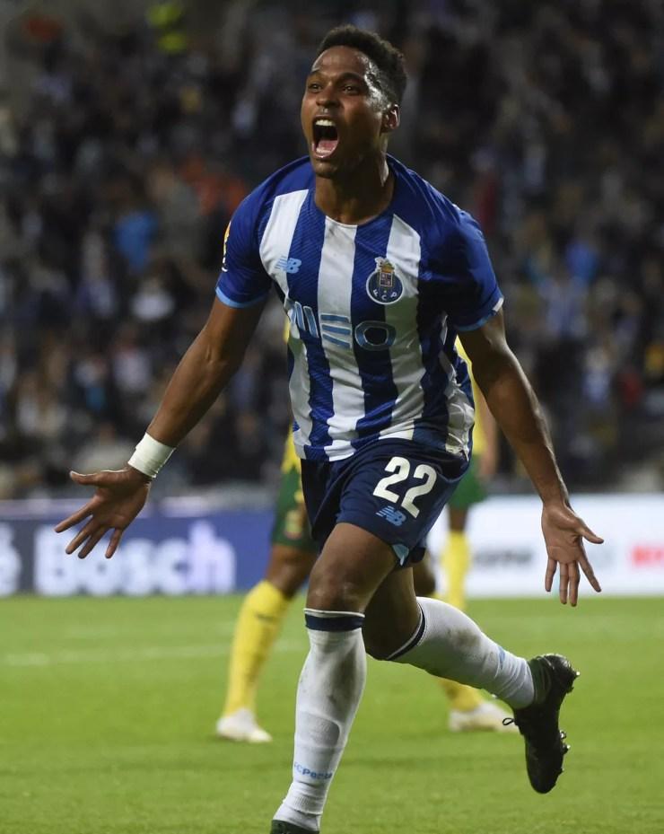 Wendell comemora gol marcado na vitória do Porto sobre o Paços de Ferreira — Foto: AFP