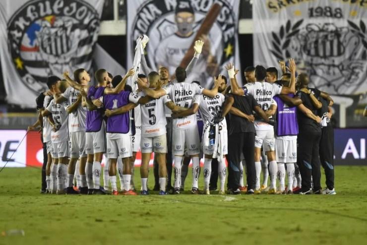 Jogadores do Santos rezam em campo após eliminar o Grêmio e avançar na Libertadores — Foto: Ivan Storti/Santos FC