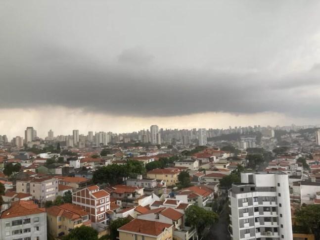 Nuvens de chuva na Vila Mariana, Zona Sul de São Paulo, nesta quinta-feira (17) — Foto: Paula Paiva Paulo/g1