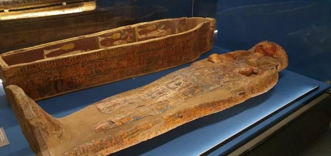 Tampa e sarcófago do Egito antigo — Foto: Bárbara Muniz Vieira/G1