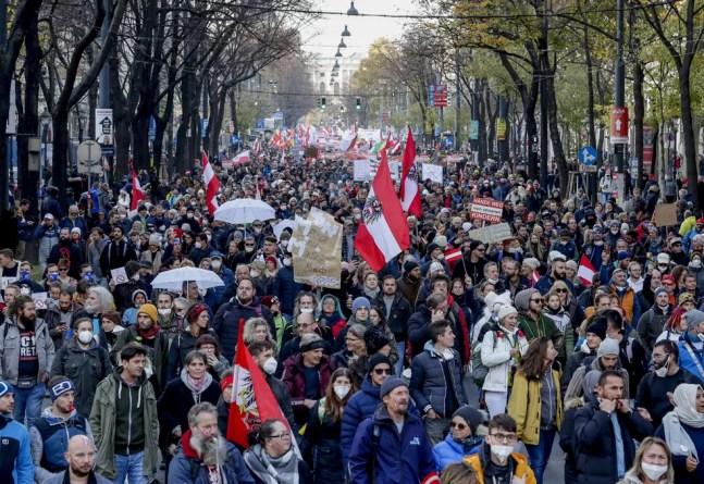 Milhares vão às ruas de Viena, na Áustria, em protesto contra novo lockdown — Foto: Lisa Leutner/AP