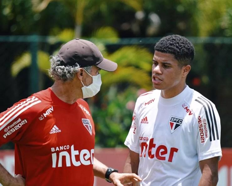 Wagner Bertelli conversa com Gabriel Sara em treino do São Paulo — Foto: Juca Pacheco/São Paulo FC