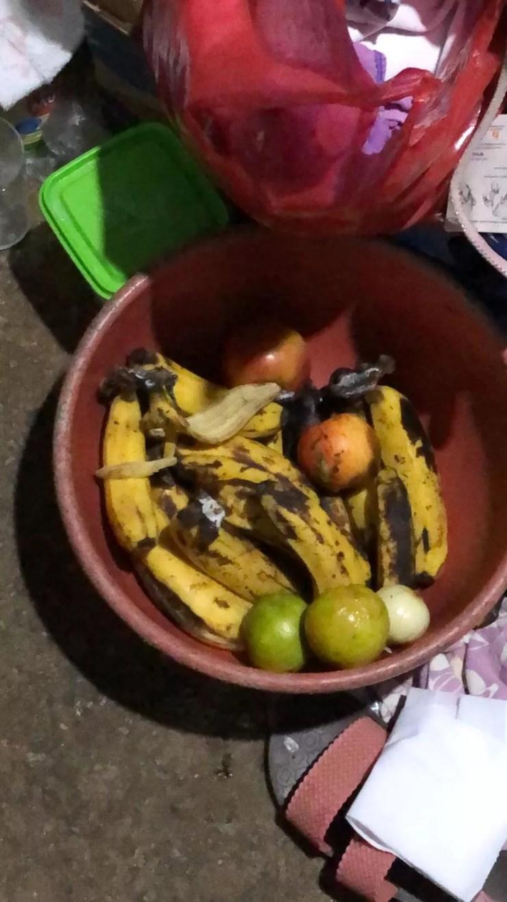 Frutas doadas por feirantes da região.  — Foto: Deslange Paiva/ g1