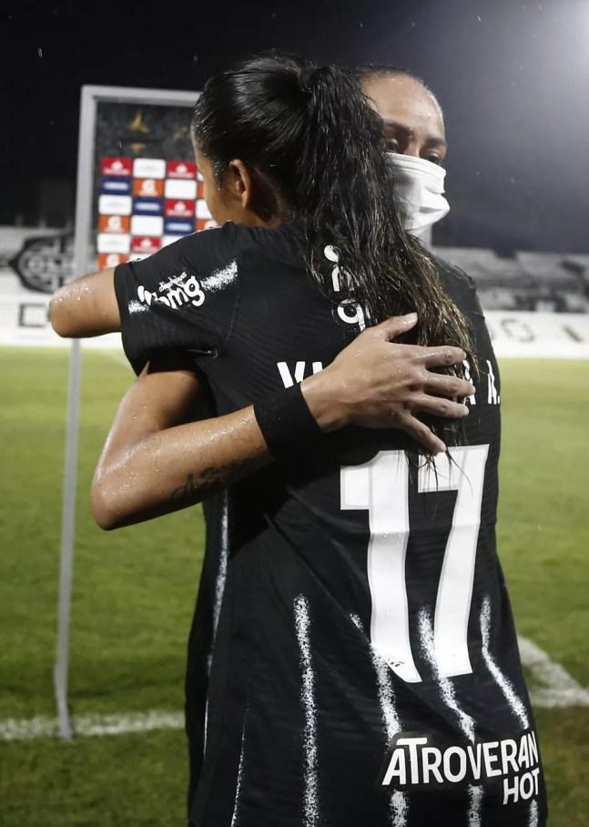 Adriana e Vic Albuquerque se abraçam após Corinthians x Nacional, pela Libertadores Feminina — Foto: Staff Images/Conmebol