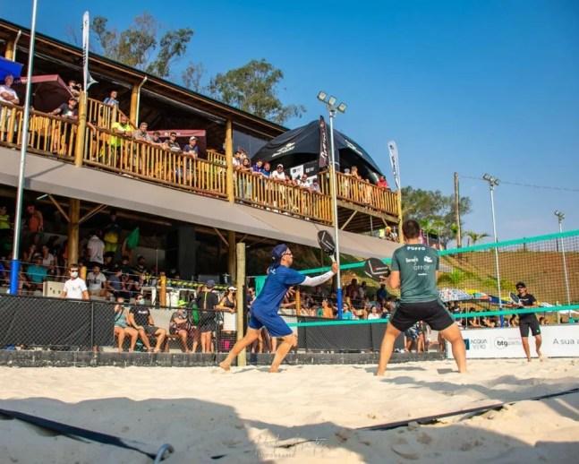 Atletas jogam beach tennis na Arena Avieiro, em Campinas — Foto: Divulgação 
