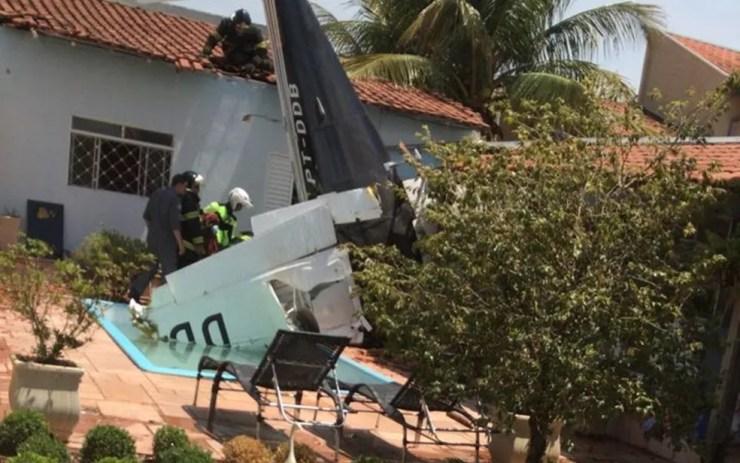 Avião caiu no quintal de uma casa em São José do Rio Preto (SP), após decolar de aeroporto em Tangará da Serra (MT)  (Foto: Arquivo Pessoal)