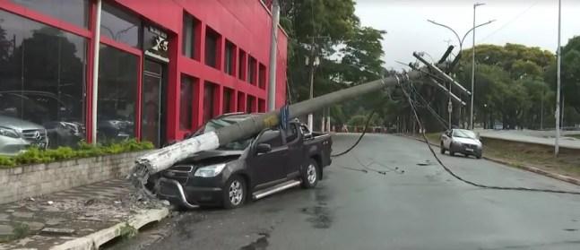 Carro bate e derruba poste na Zona Norte da capital paulista nesta terça-feira (2) — Foto: TV Globo/Divulgação