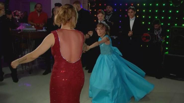 Aniversariante dançou com sua mãe em festa de 15 anos (Foto: Reprodução/TV TEM)