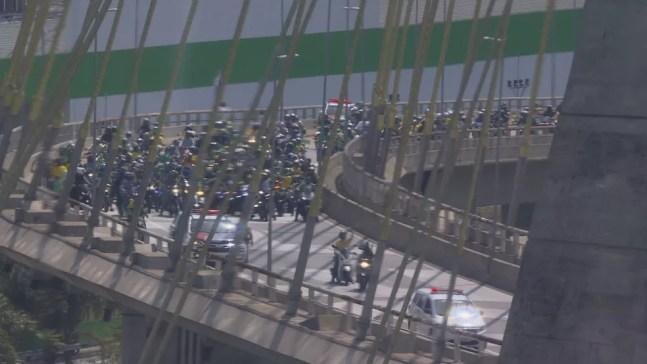 Grupo faz ato na Ponte Estaiada, na Zona Sul de SP — Foto: Reprodução/TV Globo