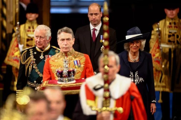Príncipe Charles na chegada ao Parlamento do Reino Unido, que pela primeira vez não teve os trabalhos oficiais abertos pela rainha Elizabeth II, em 10 de maio de 2022 — Foto: Hannah McKay/ Reuters 