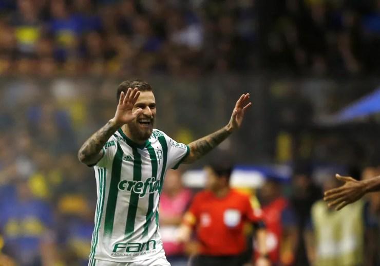 Lucas Lima comemora o gol marcado na vitória sobre o Boca na Bombonera (Foto: Reuters)