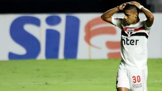 Brenner lamenta durante jogo do São Paulo