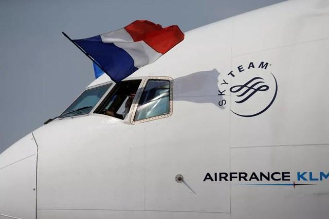 Avião chegou com bandeira da França na janela (Foto: Reuters)