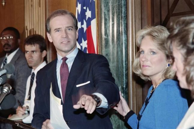 Setembro/1987: Joe Biden, então senador, e Jill Biden durante anúncio dele de que não participaria da disputa pela indicação presidencial democrata de 1988 — Foto: Jerome Delay/AFP/Arquivo