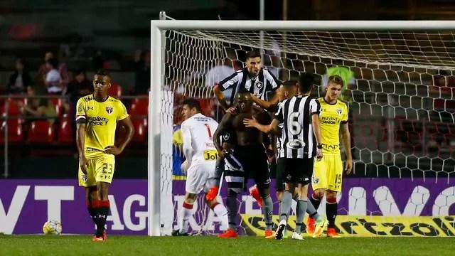 Sassá marca nos acréscimos, Botafogo bate São Paulo e deixa zona de rebaixamento