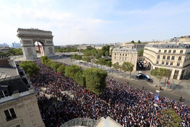 Franceses na Champs Elysees, em Paris (Foto: Reuters)