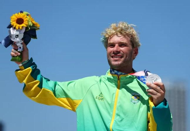 Pedro Barros mostra a medalha de prata no skate park nas Olimpíadas de Tóquio 2020 — Foto: REUTERS/Mike Blake