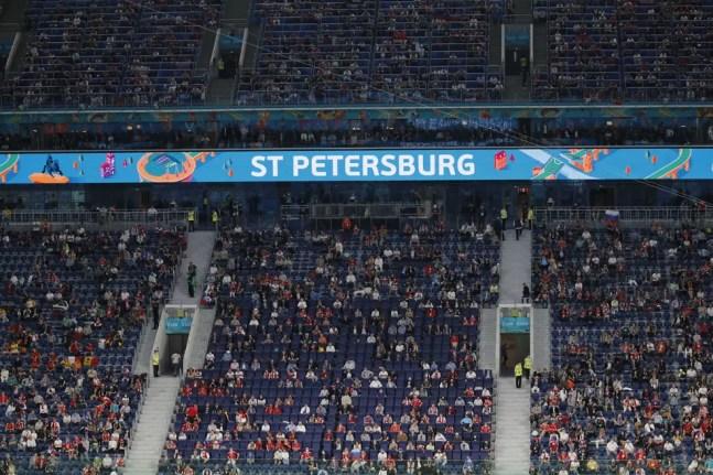 Público do jogo entre Bélgica e Rússia pela Eurocopa em São Petersburgo Torcida vaiou Torcedores vaiaram protesto antirracista — Foto: Reuters