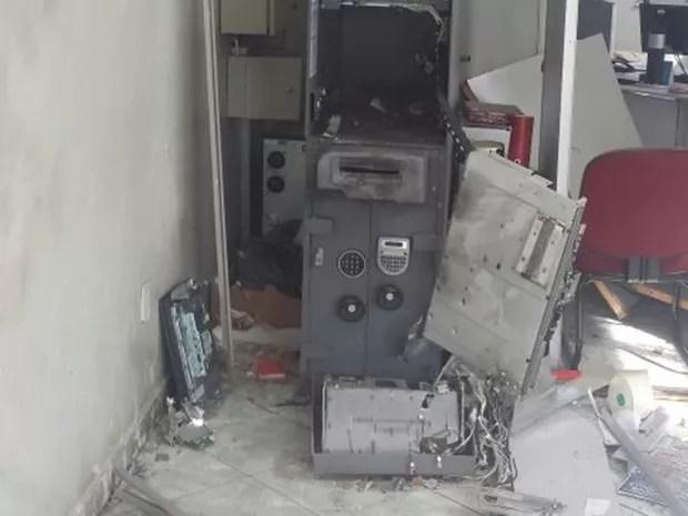 Caixas eletrônicos ficaram destruídos (Foto: Reprodução/TV TEM)