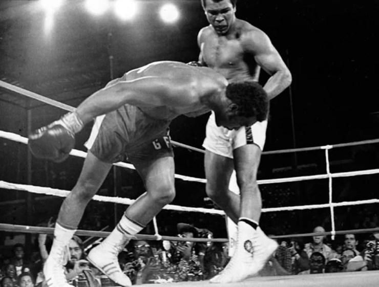 Muhammad Ali e George Foreman em 1974 — Foto: AP 