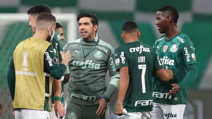 Abel com o elenco do Palmeiras após a classificação contra o São Paulo — Foto: Cesar Greco / Ag. Palmeiras