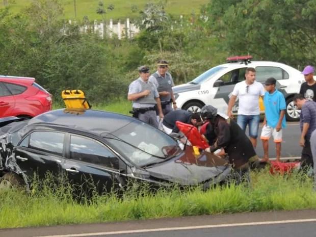 Motorista perdeu o controle da direção do veículo  (Foto: Jociano Garofolo/Gazeta de Votuporanga )