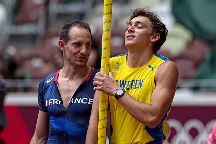 Renaud Lavillenie e Armand Duplantis na eliminatória do salto com vara nas Olimpíadas de Tóquio 2020 — Foto: Michael Kappeler/picture alliance via Getty Images