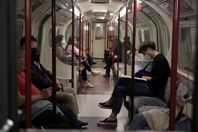 Pessoas viajam no metrô com máscaras na linha Bakerloo do metrô de Londres, na Inglaterra, em 4 de outubro de 2021 — Foto: Matt Dunham/AP
