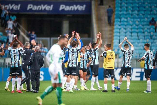Jogadores do Grêmio agradecem apoio da torcida após vitória em cima do Juventude — Foto: Lucas Uebel/DVG/Grêmio