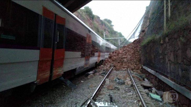Descarrilamento de trem mata 1 e fere 44 na Espanha