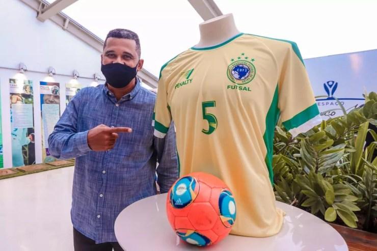 Manoel Tobias recebe homenagem na Arena de Pernambuco — Foto: Kleyvson Santos