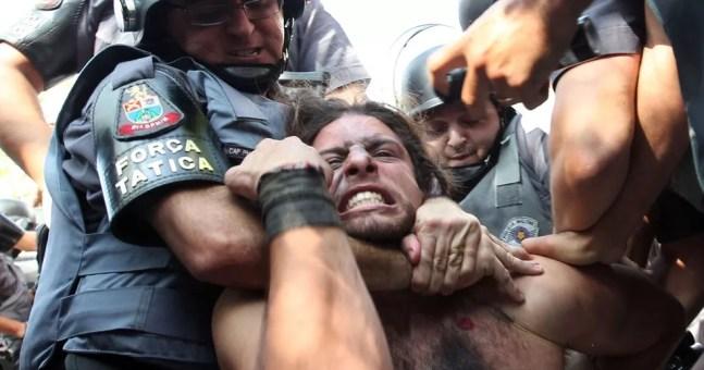 Rafael Lusvarghi quando foi preso em São Paulo durante portesto contra a Copa, em 12 de junho de 2014 — Foto: Robson Fernandes/Arquivo Estadão Conteúdo - 12/06/2014