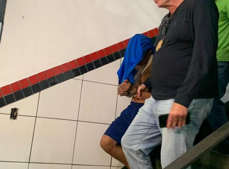 Suspeito foi preso em Guarujá, SP, após ser flagrado roubando — Foto: Luciana Moledas/G1