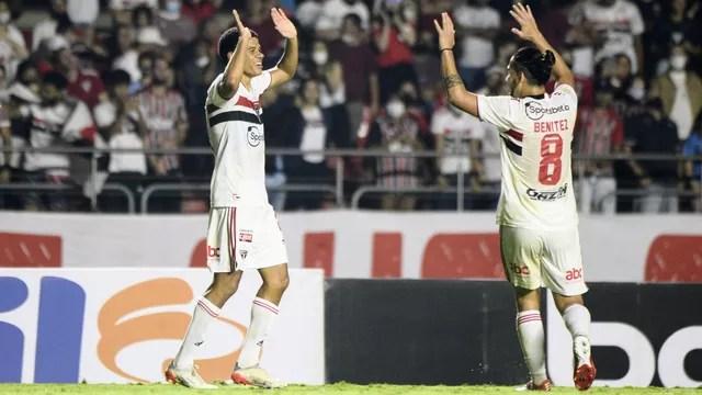 Gabriel Sara comemora com Benítez o segundo gol do São Paulo