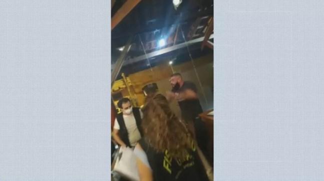 Fiscais da Prefeitura de Ribeirão Preto (SP) são ofendidos durante vistoria em bar — Foto: Reprodução / EPTV