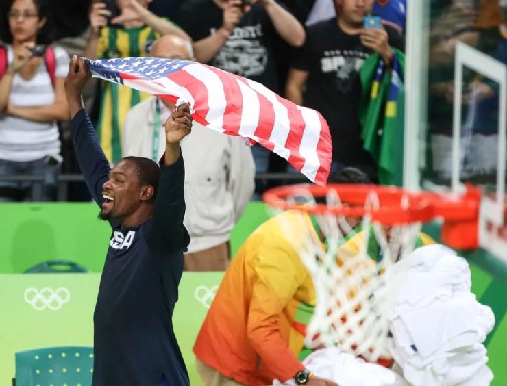 Kevin Durant comemora o ouro olímpico pelos EUA nos Jogos do Rio em 2016 — Foto: Salih Zeki Fazlolu/Anadolu Agency/Getty Images