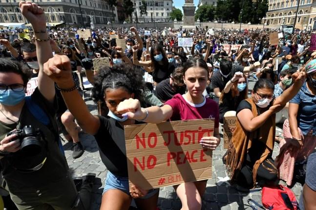 Jovens seguram cartaz em Roma: "Sem justiça, sem paz".  — Foto: Alberto Pizzoli/AFP