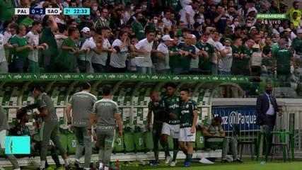 Vaiado em substituição, Luiz Adriano aplaude torcida do Palmeiras