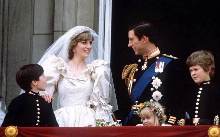 Príncipe Charles e princesa Diana na sacada do Palácio de Buckingham, em Londres, após a cerimônia de seu casamento, em 29 de junho de 1981 — Foto: Reuters/Stringer